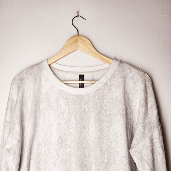 Mondetta Cozy White and Gray Snake Print Sweatshirt Size Large - Picture 5 of 9
